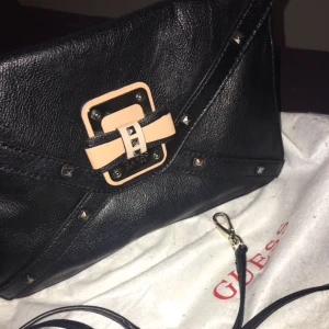  - Läder cluch från guess 