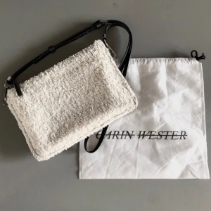  - Carin Wester handväska i fuskpäls / skinn. Köparen står för frakt eller hämtas upp. 