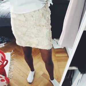  - Fin kjol med ros-mönster från bikbok, fint skick! 