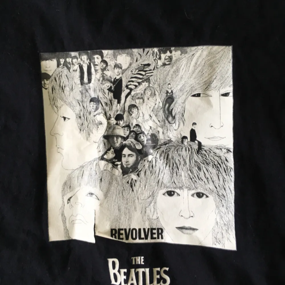 The Beatles-tischa! Fint skick förutom att litet flaw i tryckets nedelkant, se bild två. Original-merch från 2005. Kolla gärna in mina andra plagg!  Edit: flera intresserade - välkomna att buda! . T-shirts.