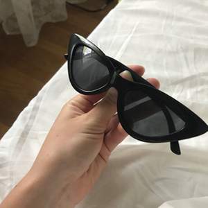 Snygga cat-eye solglasögon som även skyddar mot UV strålar. Säljs inkl frakt! 