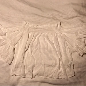  - Jättefin off-shoulder blus från BERSHKA i ett genomskinligt/mesh tyg! Blusen är helt oanvänd och ordinarie pris var 299kr.