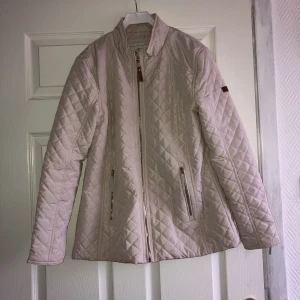  - Figursydd quiltad jacka i beige färg. Oanvänd. Inköpt för 500 kr. Priset är inklusive fraktkostnad 🌿