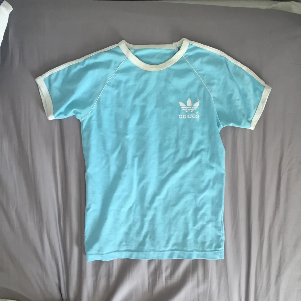 Adidas t-shirt i ljusblått. Skjortor.