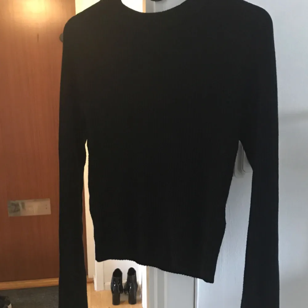 Ribbad och stickad svart långärmad tröja från h&m  . Tröjor & Koftor.