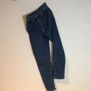  - Mörkblå momjeans från drdenim köpt på carlings. Använda endast en gång så superfint skick! Köparen betalar frakt