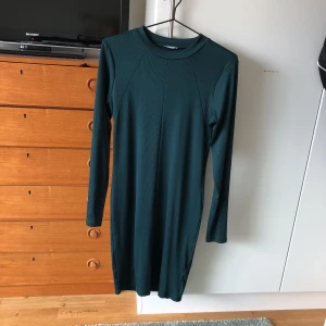  - Jätte fin långärmad klänning, ribbad, snygg mörkgrön färg! Använd fåtal ggr. Köparen betalar frakt ✨✨