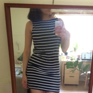  - Jättefin klänning i blåvit-randigt från mango, fin skärning i ryggen. Bra skick. ✨fler bilder finns!  