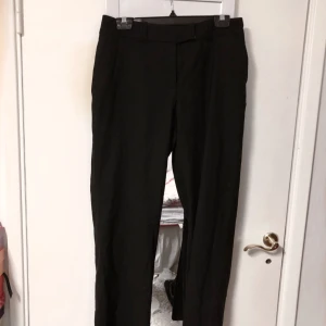  - Kostymbyxor i storlek 40 (passar även 38) från Lindex. Köparen står för frakten :) 