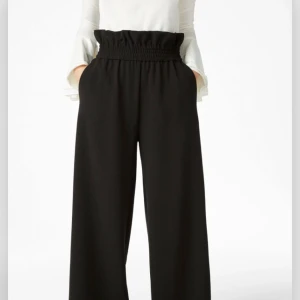  - NYA byxor från Monki Gjort av återförbrukat material 👍🏼👍🏼👍🏼  Ordinarie pris: 400kr Säljer för 100