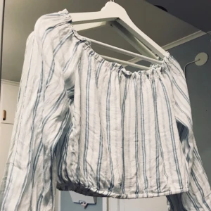  - En magfri blus i storlek S 100% viskos  Sparsamt använd  