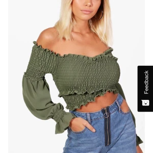  - Aldrig använd snygg magtröja som passar alla, i färgen khaki grön! 100kr + frakt. 