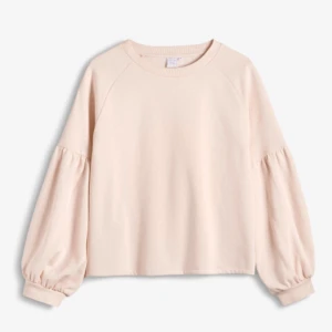  - Sweatshirt i rak passform med ballongärm. Passar de som är S/M i strl helt ny och oanvänd, möts gärna upp då jag helst inte skickar !!  Passar de som har strl S/M.  (Kan skicka fler bilder om så önskas.)