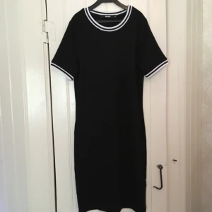  - Säljer den här snygga tajta klänningen i XS och den är oanvänd. Tyget är mjukt och töjbart så den skulle sitta tajt om man har storlek S. Fraktkostnad tillkommer.