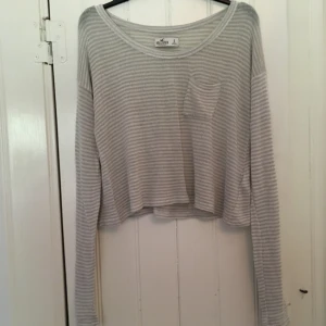  - En crop top från Hollister i S som är i nyskick. Otroligt mjukt och skönt tyg i randigt. Fraktkostnad tillkommer.