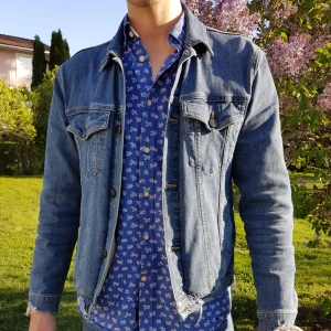  - Jeansjacka från Samsøe & Samsøe, säljer den då den är för liten och för att jag är en shoppaholic och har alldeles för mycket kläder speciellt jackor. 😅 Köpt på zalando för precis ett år sedan och är i bra skick då jag vårdar mina kläder utmärkt. 😁👌 Bor i Bålsta, jobbar i Stockholm och har tjej i Västerås så kan mötas upp lite vart som helst.