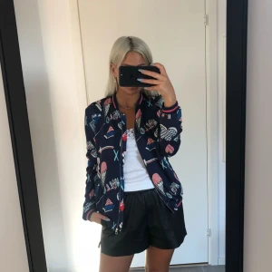  - Endast prövad. Silkesmaterial. Passar som tunn jacka i sommar eller till byxor inomhus. 