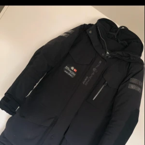  - 3 månader gammal Sail racing glacier bay parka Dam modell då I färgen: carbon  Köpt för: 5995  Frakten är ej inkl i priset  Går att buda men till rimligt pris  Och priset kan såklart gå ner vi snabb affär! 😍  Några frågor så är det bara att skriva ❤️