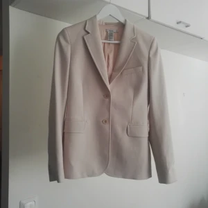  - Ljust rosa kavaj från Filippa K. Rak modell. Använd ca 10 gånger, så är i fint skick.