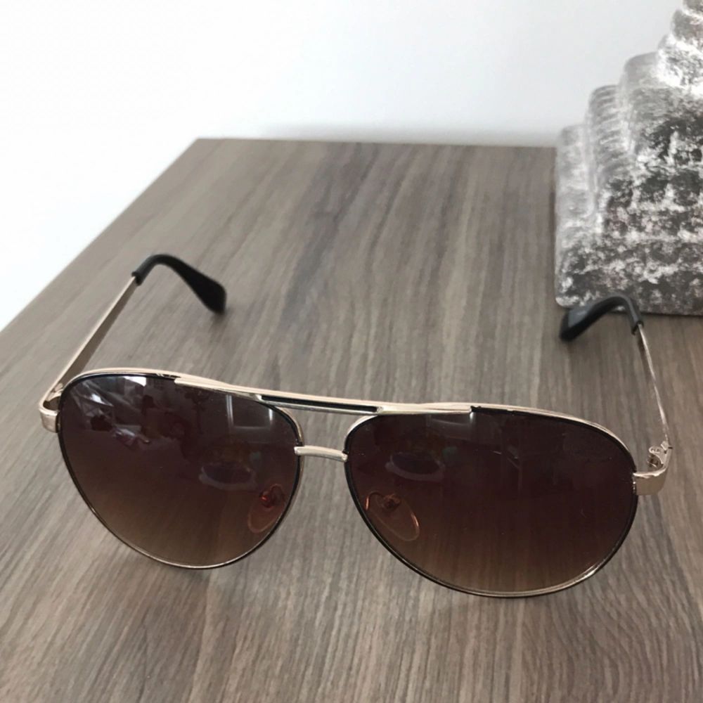 Säljer dessa solglasögon i brun färg.. Accessoarer.