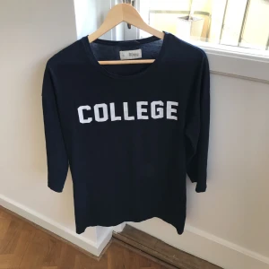  - Marinblå collegetröja, storlek L men jag som är storlek s/xs har använt den som oversize-tröja! Väldigt sparsamt använd och i gott skick