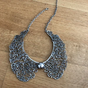  - Supersnyggt halsband, fint en fin skjorta eller klänning! Hämtas i Skogås/T-Centralen fraktas mot kostnad (köparen betalar)  använd en gång 