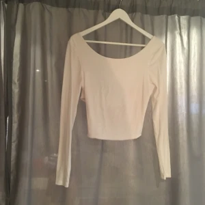  - Vit magtröja omlott i ryggen 