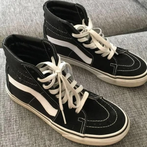  - Vans Sk8 hi. Storlek 36,5 (US 5) men mer som en 37a. Använd fåtal gånger, så gott som nya. Säljes pga för stora. Köparen står för frakt.