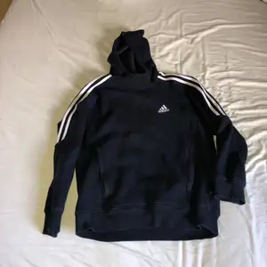 Adidas Hoddie i bra skick Mörkblå