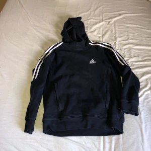  - Adidas Hoddie i bra skick Mörkblå