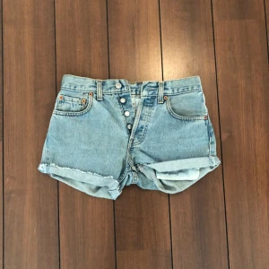  - Säljer dessa ljusblå levisshorts i w27. 