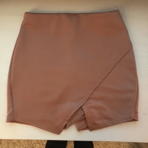  - Rosa shorts som liknar en kjol framtill, men shorts baktill. Bra skick, aldrig använda!