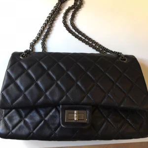  - Klassiskt väska som kan bäras cross body eller över axeln. Fack inuti. Ej äkta Chanel men mycket fin kvalité. Säljs med dustbag. 