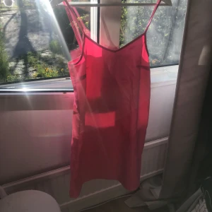  - Rosa klänning i satinliknande material, strl står tyvärr inte på men är halvvägs ner till knäna på mig som är 170 cm!