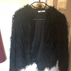  - Fin fuskpäls jacka från Gina som aldrig kommit till användning. Kan mötas upp i Vimmerby eller så skickar jag och då står köpare för frakt💕