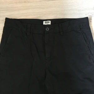  - Svarta weekday chinos 