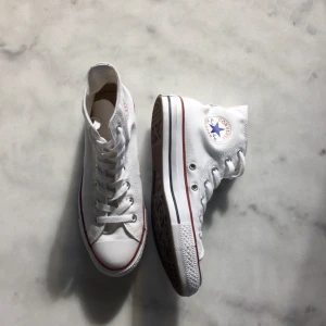  - Oanvända Converse