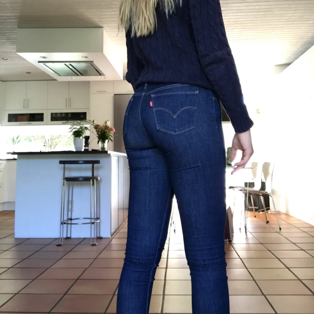 Levis jeans i modellen super skinny som är ungefär ett år gamla men endast använda 2-3 gånger då färgen inte är i min smak. Bra skick och mycket sköna byxor. Längd 32 och storlek 26. Jeans & Byxor.