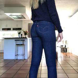 Levis jeans i modellen super skinny som är ungefär ett år gamla men endast använda 2-3 gånger då färgen inte är i min smak. Bra skick och mycket sköna byxor. Längd 32 och storlek 26