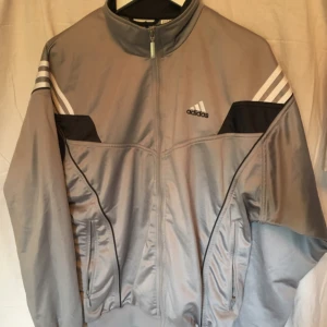  - Riktigt snygg adidas tracktop i silver/grått. Over size strl, står att det är s/m men funkar även på mig som är L. Även denna mycket sparsamt använd. Säljes pga använda för sällan 💥