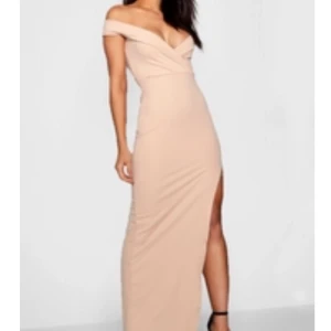  - Oanvänd fin långklänning 