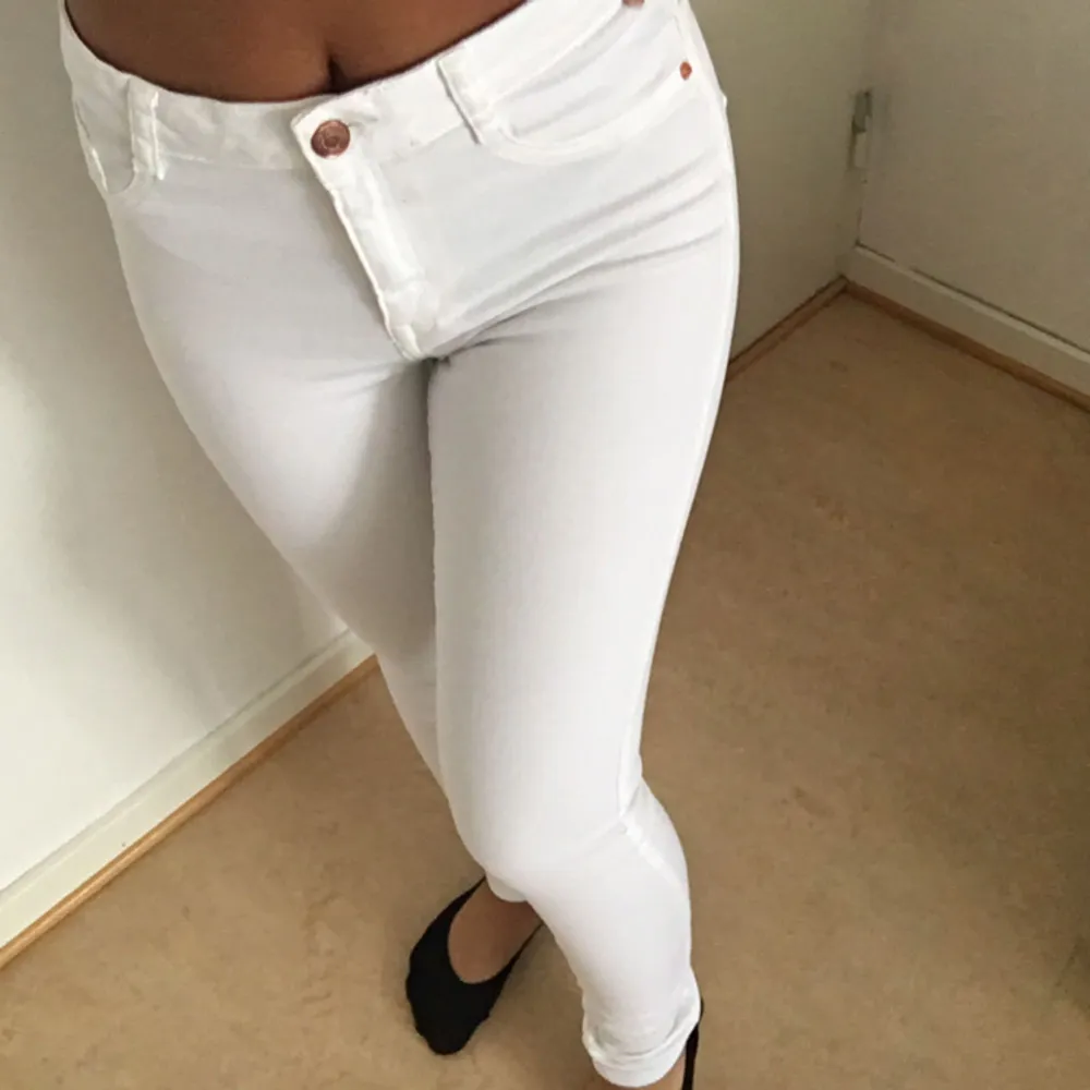 Molly jeans från ginatricot i färgen vit, använda 2 gånger. Tycker ej man ser genom byxorna alls. Jätte bra kvalite, alla mina jeans är från ginatricot och rekommenderar starkt just den modellen. Säljer dessa just för att jag ej använder vita jeans. Jeans & Byxor.