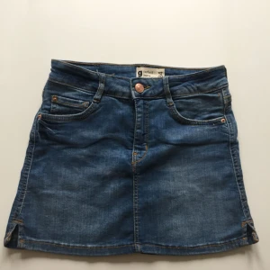  - ☀️ Fin jeanskjol från Gina i stretchmaterial. Möts upp eller skickar. Köparen står för frakt. ☀️