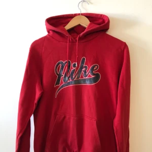  - Snyggt sliten hoodie från Nike. Står XL på lappen men sitter som en medium 