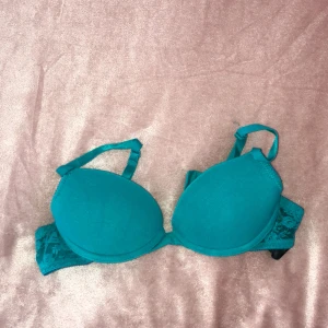  - En bh från hm som är i jätte bra form och är hel överallt. Jag säljer den på grund av att den är alldeles för liten och hoppas någon annan ska få användning av den.