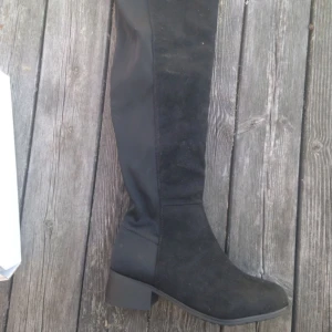  - Oanvända svarta over knee boots.  Storlek: 36 ~ ganska tighta och små i storlek