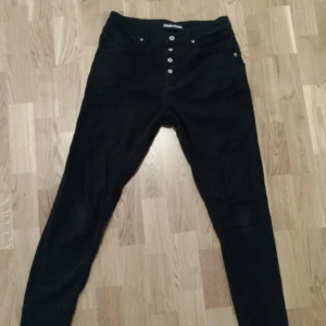  - Svarta jeans, tror jag aldrig har använt dom. Finns inte någon storlek på dom men skulle gissa på S-M. 50 kronor plus frakt. Jag tar Swish