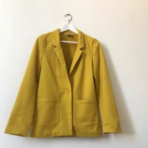 Senap kavaj från HM - Gul senap H&M kavaj på storlek XS/S. Använd fåtal gånger. 🌻