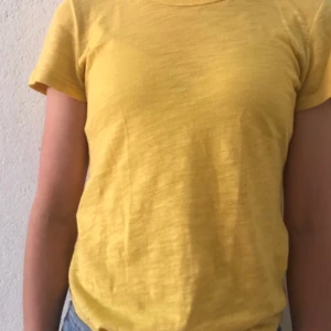  - T-shirt från community i senapsgul, väldigt snygg men tyvärr för liten för mig. Nypris 400, och aldrig använd. 