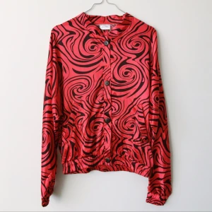  - Supercool tröja i svalt tyg 🔥 Knappt använd. Tar swish, mottagaren står för frakt. 